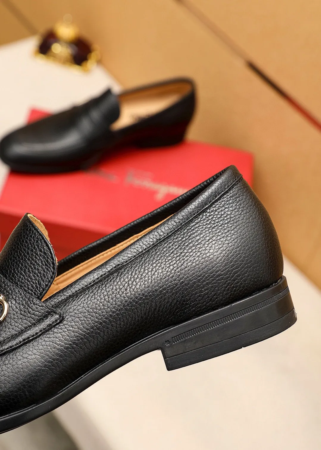 Men's shoes 💰480 💐 Product trademark: Ferragamo "Ferragamo" casual leather shoes Regular size: 38-44 (45🉑️customized) Product materials: Selected imported first-layer pebbled cowhide leather upper + luxury hardware buckle, imported water-dyed cow leather lining. Strong three-dimensional visual effect, original rubber outsole Color: 3⃣️seed leather materials available